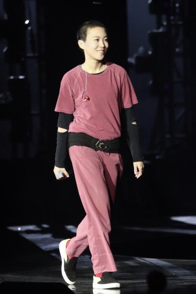 王菲的胸被黑得最惨的一次，窦靖童晒照让人误会了