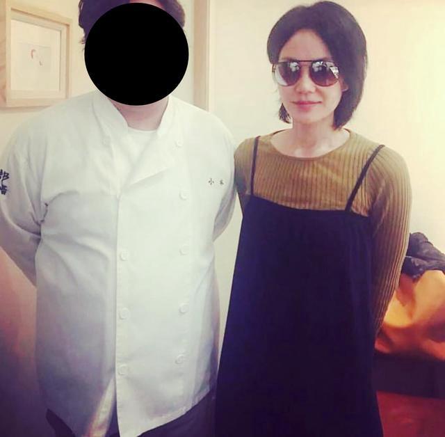 王菲的胸被黑得最惨的一次，窦靖童晒照让人误会了